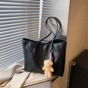 Sac Fourre-tout Minimaliste en Cuir PU pour Femmes Sac à Bandoulière de Grande Capacité Avec Pendentif Ours en Peluche Sac à Main Quotidien