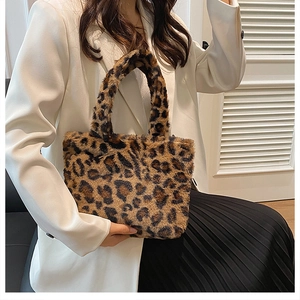 Details zur Handtasche mit Leopardenmuster aus Kunstpelz mit weicher Textur und Tiermotiv