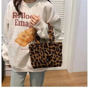 Detailaufnahme der weichen Leoparden-Plüschtextur und des Griffs der Handtasche