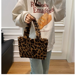 Detailansicht der Schultertasche mit Leopardenmuster aus weichem Kunstfellplüsch