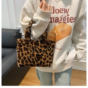 Detail einer Handtasche aus Kunstpelz mit Leopardenmuster, gehalten von einem Modell