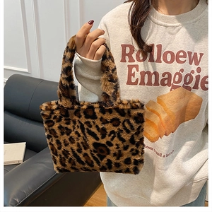 Detailansicht der weichen Kunstfellstruktur und des Leopardenmusters dieser Handtasche