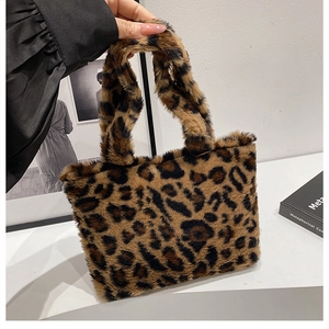 Nahaufnahme der Leopardenmuster-Kunstpelzhandtasche und der weichen Plüschdetails