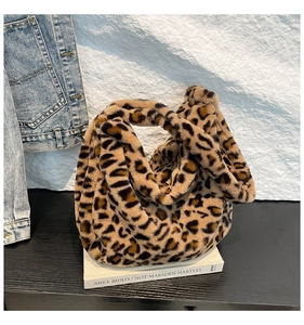 Détail d'un sac cabas élégant en fausse fourrure léopard avec une texture douce