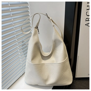 Détail du sac cabas blanc avec texture plissée naturelle et large bandoulière réglable