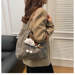 Vue détaillée du grand sac cabas avec chaîne de perles et adorable breloque nuage
