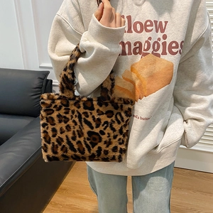 Modische Schultertasche mit Leopardenmuster aus weichem Kunstpelz für die Herbstmode der Damen