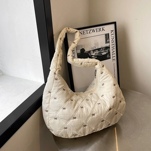 Minimalistische beige gesteppte Tragetasche mit brauner Stickerei und Nylon-Finish