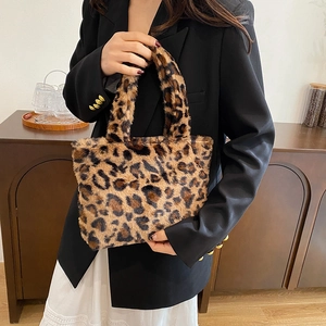 Stilvolle kleine Tragetasche aus Pelzimitat mit Leopardenmuster und flauschigem Griff für Damen
