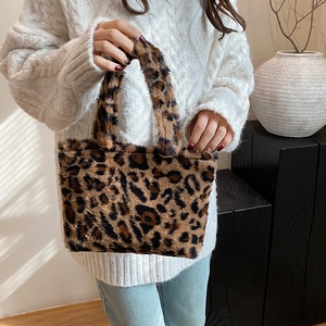 Leopardenmuster Tragetasche aus weichem Kunstpelz für Damen mit stylischem Herbst-Flair