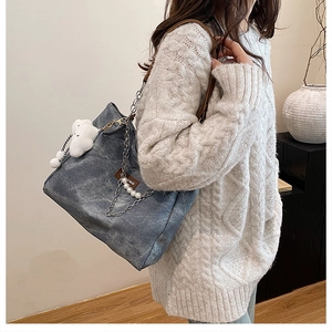 Sac à bandoulière en denim bleu avec chaîne argentée et breloque ours blanc en peluche