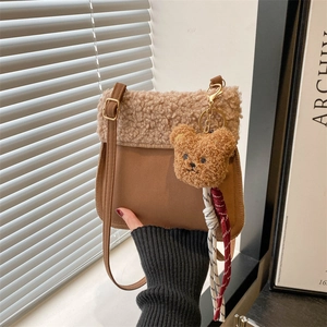 Sac à Bandoulière Seau en Fausse Fourrure Patchwork pour Femme Pendentif Ours Mignon Sac à Main Automne Hiver Peluche