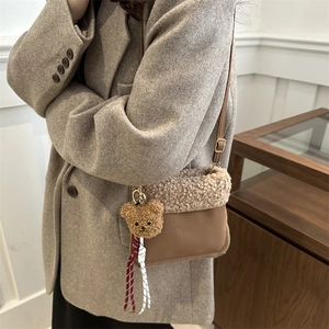 Sac seau marron minimaliste avec patchwork en laine d'agneau et pendentif ours mignon