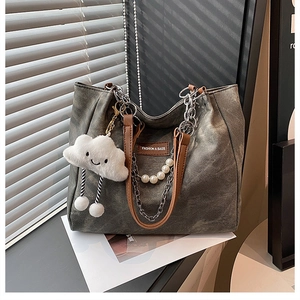 Détail du grand sac cabas gris avec chaîne argentée et breloque en forme de nuage