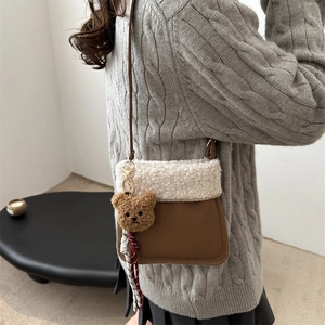 Sac seau chic en cuir marron et polaire blanche avec un joli charm d'ours peluche