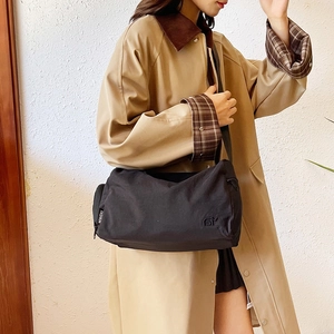 Borsa a tracolla nera minimalista a tinta unita con tracolla regolabile ed etichetta moda