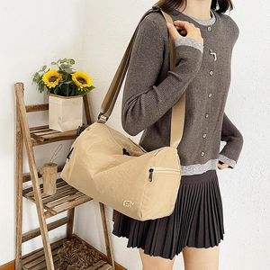 Borsa a tracolla minimalista in tela kaki stile cuscino con tracolla regolabile