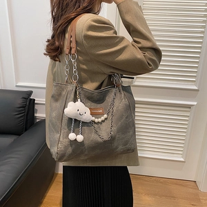 Sac fourre-tout gris foncé vintage avec bandoulière chaîne et pendentif nuage