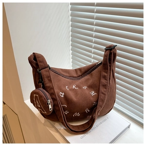 Détail du sac cabas en velours côtelé marron foncé avec broderie et porte-monnaie