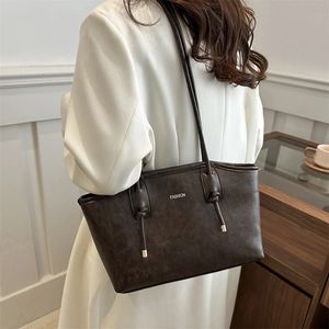 Borsa tote marrone vintage con scritta FASHION ed eleganti dettagli in metallo