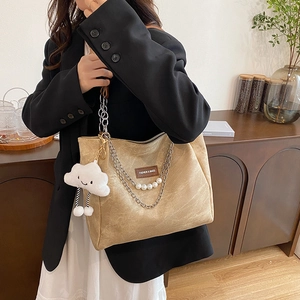 Grand sac cabas beige avec chaîne en perles et pendentif nuage mignon pour femmes