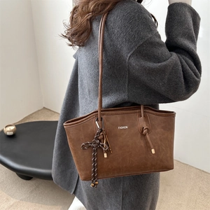 Borsa tote marrone scuro capiente con scritta fashion e dettagli in corda