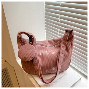 Détail du sac cabas en velours côtelé rose avec broderie et une petite pochette ronde