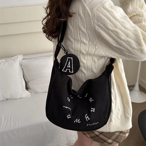 Sac hobo tendance en velours côtelé noir avec broderie et pendentif porte-monnaie rond