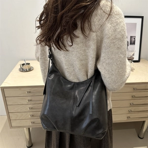 Große schwarze minimalistische PU-Leder-Einkaufstasche mit sanftem Glanz für Freizeit