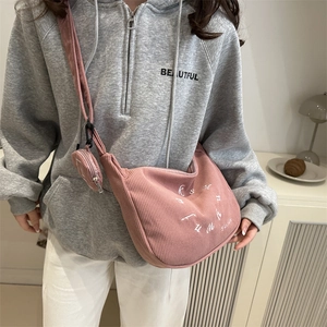 Sac fourre-tout rose en velours côtelé avec porte-monnaie rond et design minimaliste