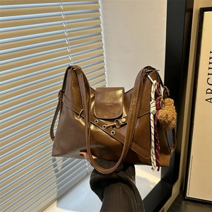 Sac à Épaule en Cuir PU Rétro pour Femmes Grande Capacité Sac Tote Littéraire Avec Pendentif Ours Surpiqûre Sac à Main Hobo