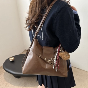 Grand sac à épaule rétro en cuir PU marron avec pendentif ours et détail de ruban