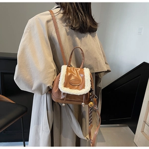 Détail du mini sac à dos en cuir PU marron avec garniture en fausse fourrure blanche