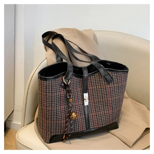 Vue détaillée du sac cabas contrasté avec motif pied-de-poule et fermoir tournant