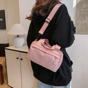 Rosafarbene Nylon-Umhängetasche mit Reißverschlussfach und verstellbarem Riemen