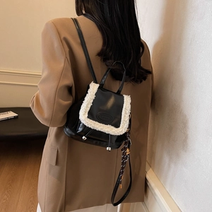Mini sac à dos chic en cuir noir pour femmes avec bordure en fausse fourrure blanche et lanières
