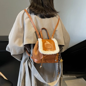 Mini sac à dos vintage en cuir marron pour femme avec bordure en peau lainée blanche