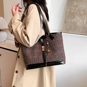Sac fourre-tout à carreaux contrastés avec fermoir doré et finitions en cuir élégantes