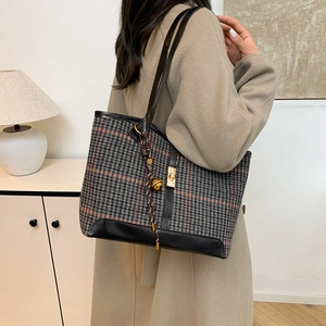 Sac cabas à carreaux gris chic avec garniture en cuir noir et fermoir doré vintage