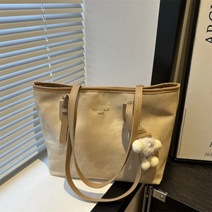 Vintage PU Leder Tragetasche Mit Großer Kapazität Für Damen Minimalistische Pendler Umhängetasche Mit Süßem Plüsch-Anhänger