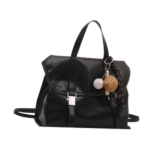 Sac cabas rétro en cuir noir brillant avec un pendentif gant de baseball unique