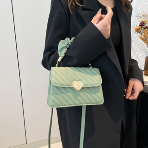 Borsa quadrata trapuntata verde vintage con chiusura a cuore e manico arricciato