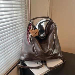 Sac à Épaule en Cuir PU Grande Capacité pour Femmes Sac Fourre-Tout Hobo Rétro Avec Pendentif Ours Peluche Fermeture Éclair Métal