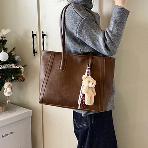 Sac fourre-tout en cuir litchi marron avec charme d'ours en peluche et écharpe chic