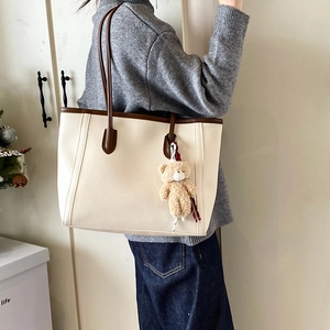 Grand sac cabas crème en cuir avec bordure marron et breloque ours pour le quotidien
