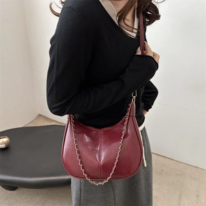 Sac à épaule chic bordeaux en forme de croissant avec cuir brillant et chaîne dorée