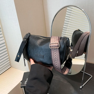 Vintage Women PU Leather Pillow Bag Minimalist Shoulder Crossbody Bag With Wide Woven Strap Retro Fashion Daily Handbag