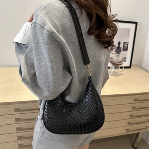Sac Hobo croissant tressé à la française en cuir noir avec boucles dorées