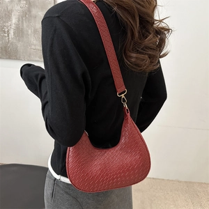 Sac croissant français rouge vin avec gaufrage crocodile et large bandoulière chic