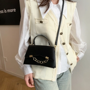 Sac bandoulière noir tendance avec rabat en V et chaîne dorée décorative élégante